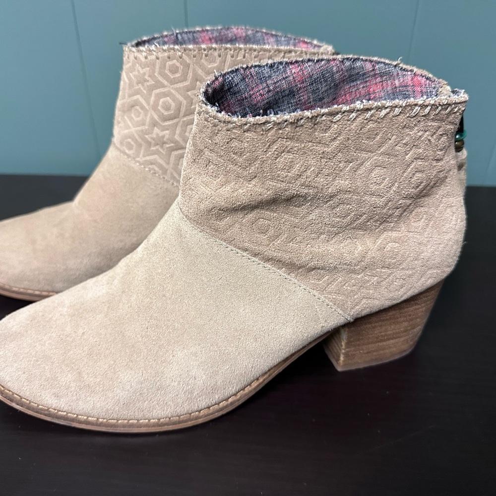 Tom’s suede (10) booties